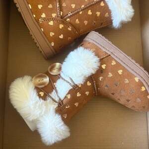JUMPING BEANS Toddler Girls Heart Chest Nut Side Button Faux Fur Boots